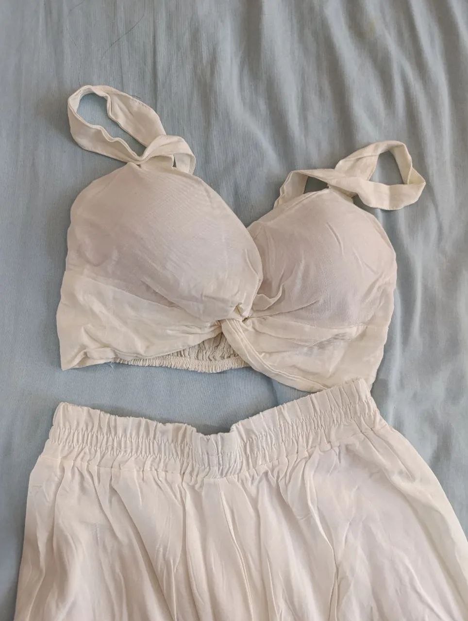 Vendo conjunto com cropped branco  - Foto 2
