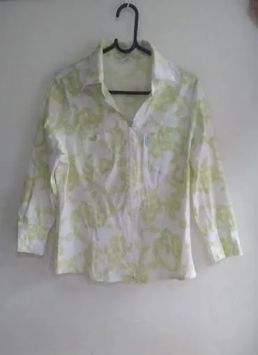 Camisa Feminina Floral Verde e Branca