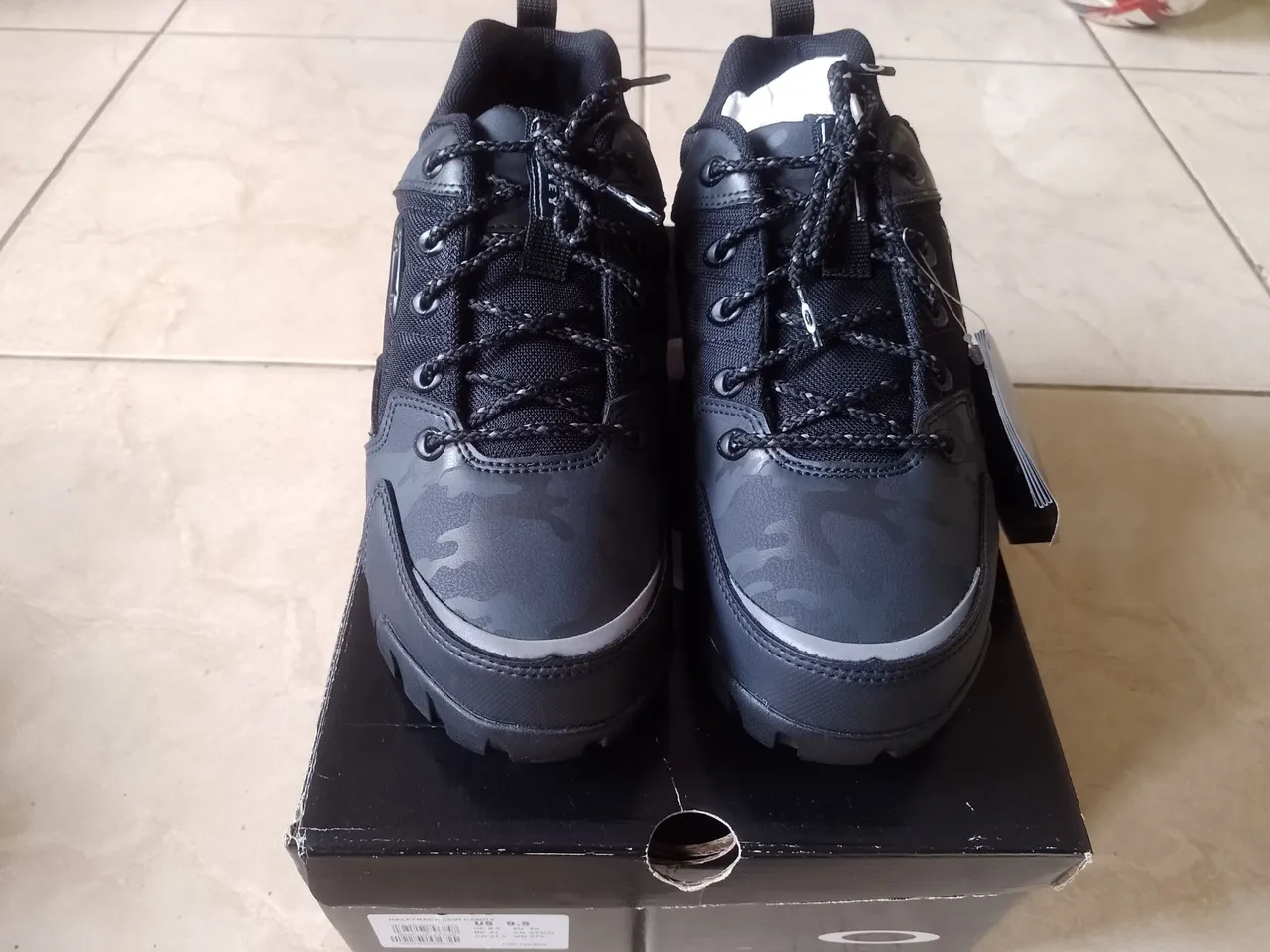 Bota Oakley Modoc low CAMO Tamanho 41" Nova