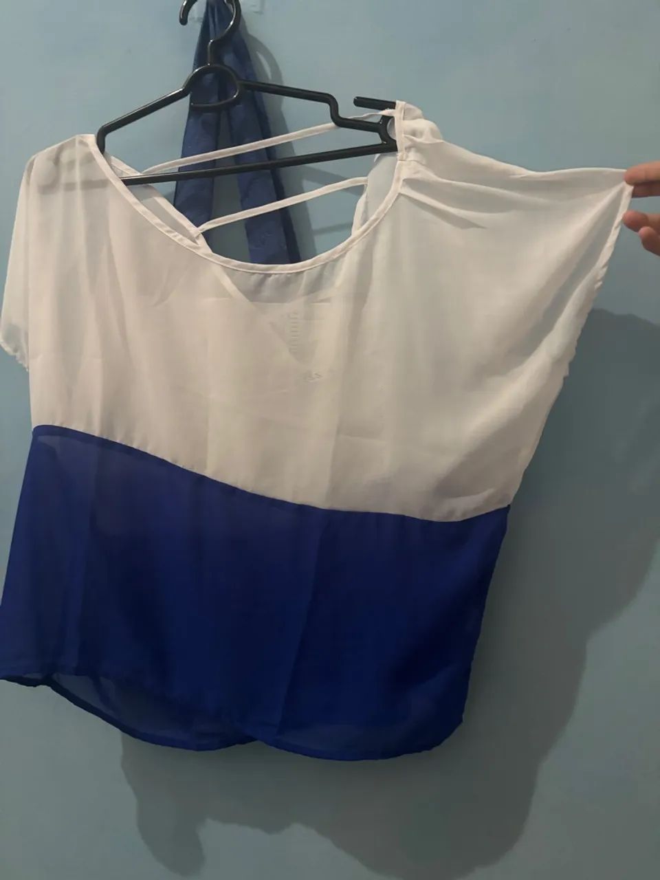 Blusa feminina bicolor azul e branco