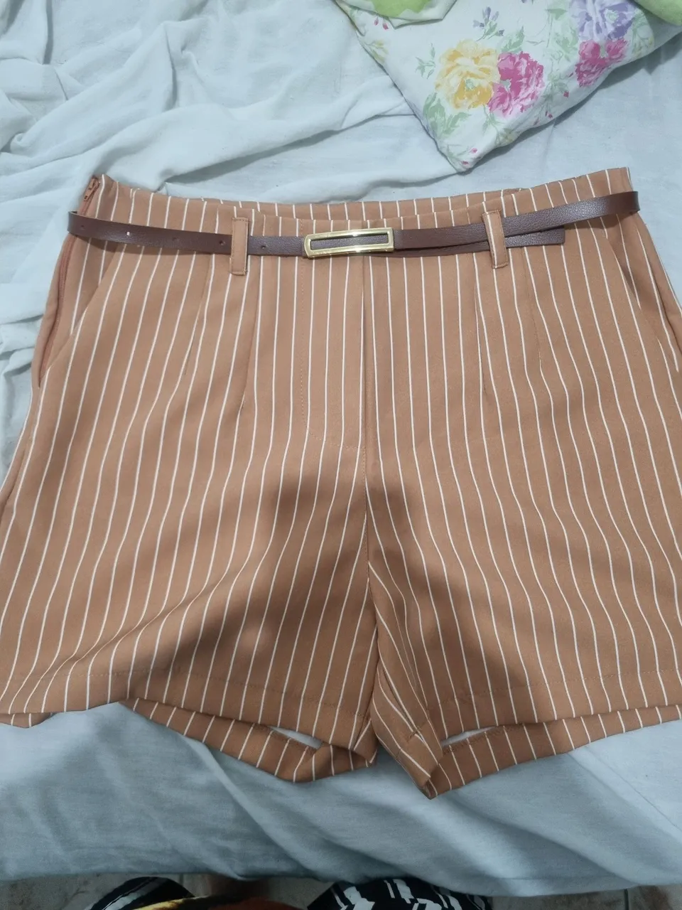 Shorts listrado com cinto