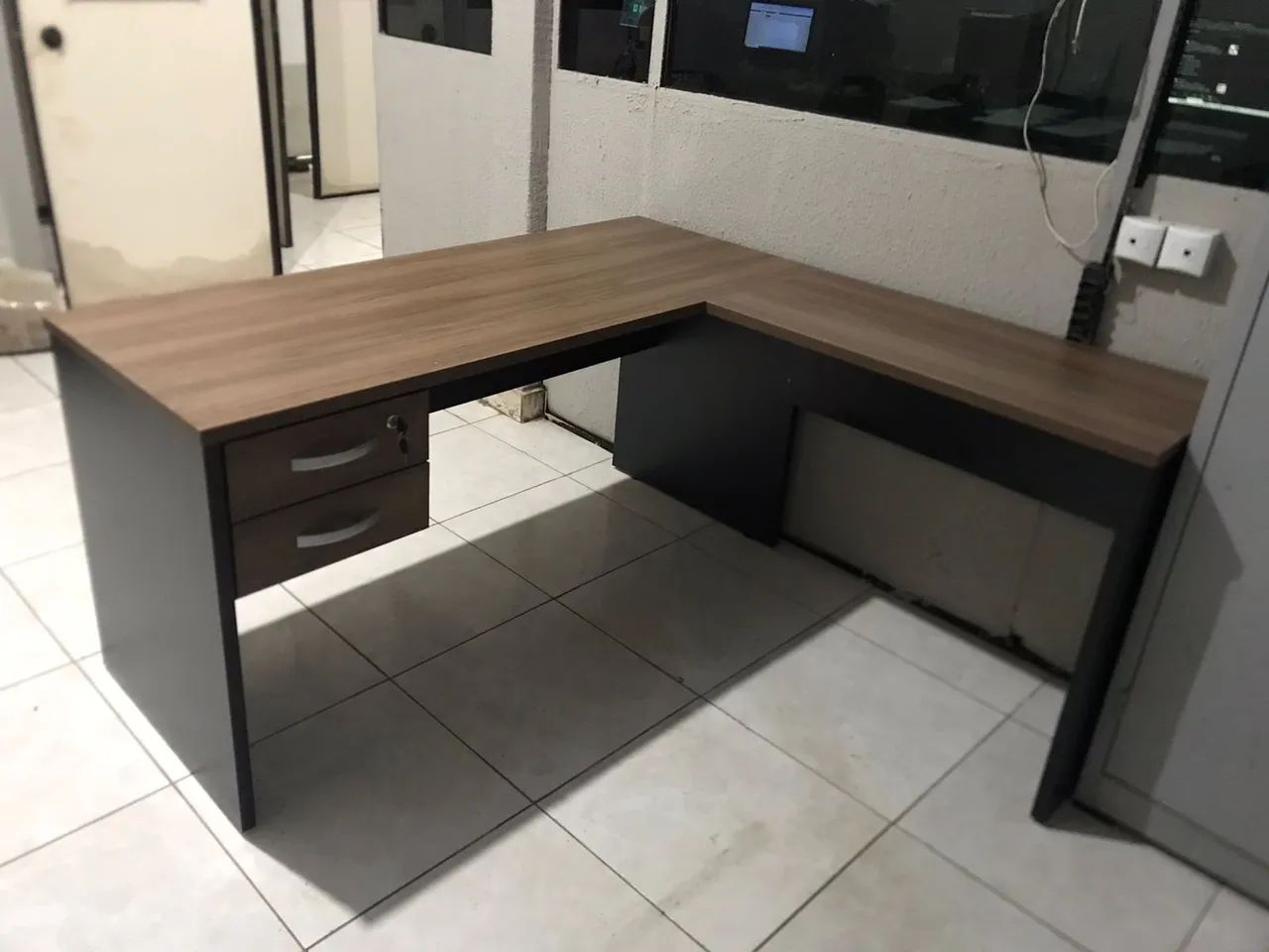 Mesa de escritório em L com gavetas - Nova  - Foto 2