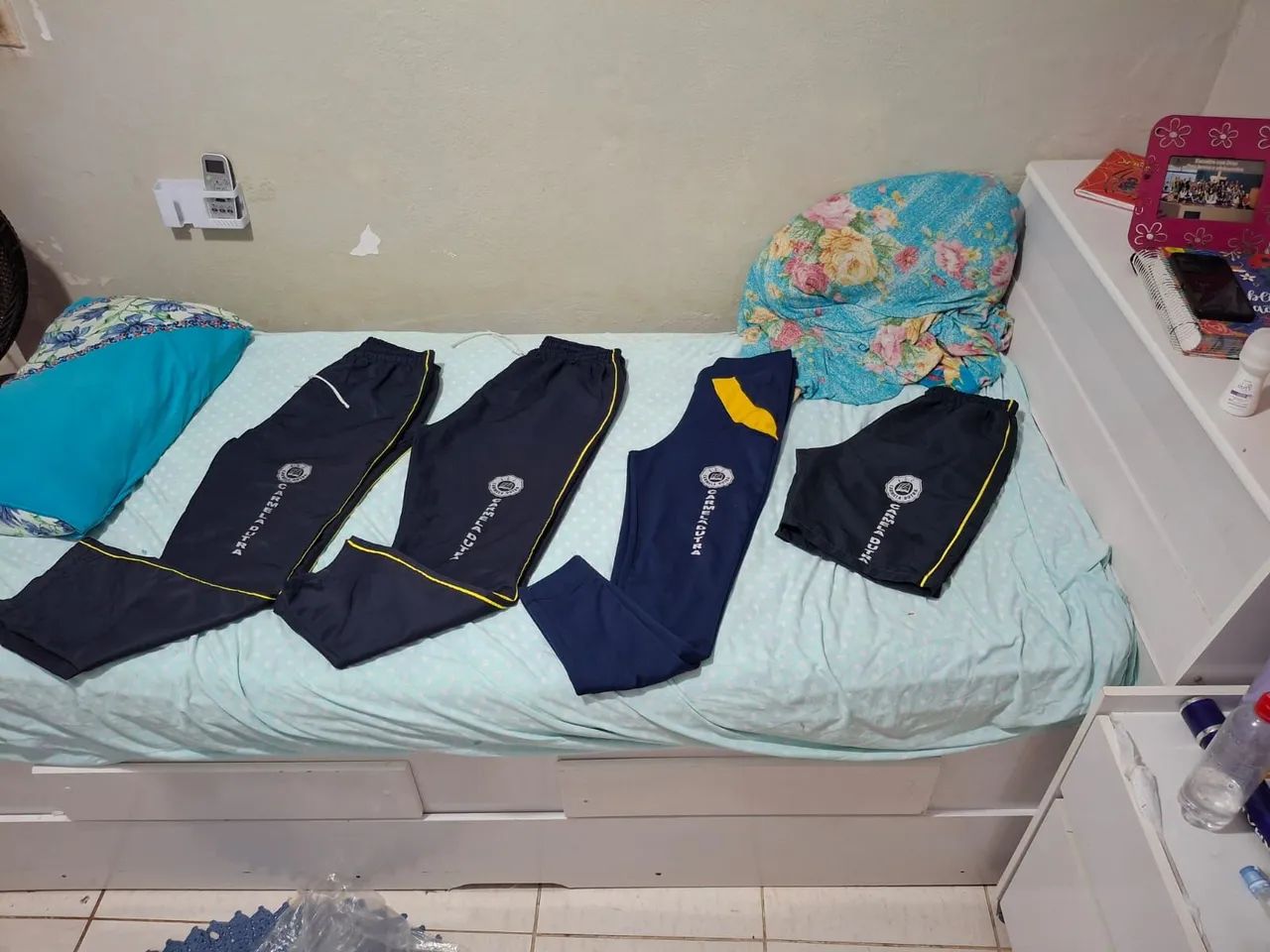 Calças e bermuda da escola carmela so ve do todos juntos nao entrego 100$