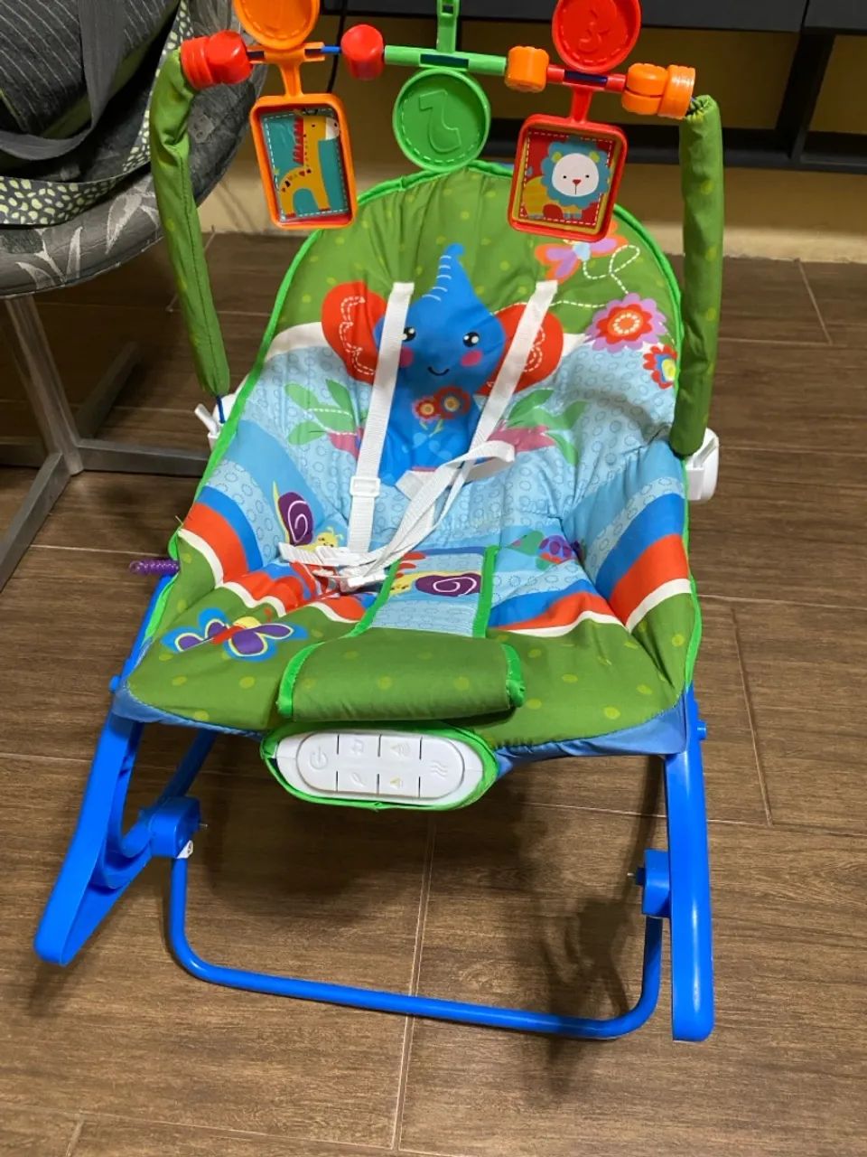 Cadeira que vibra e toca música 