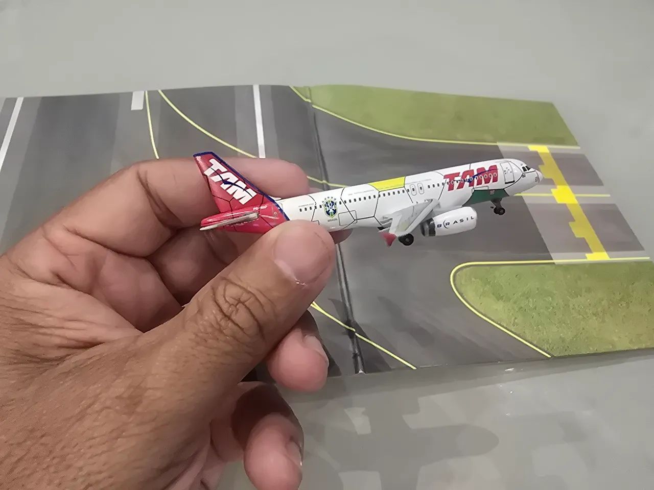 Miniatura de avião TAM com cenário de aeroporto - Foto 3