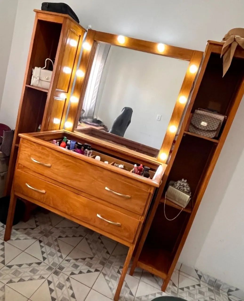 Penteadeira de madeira maciça.