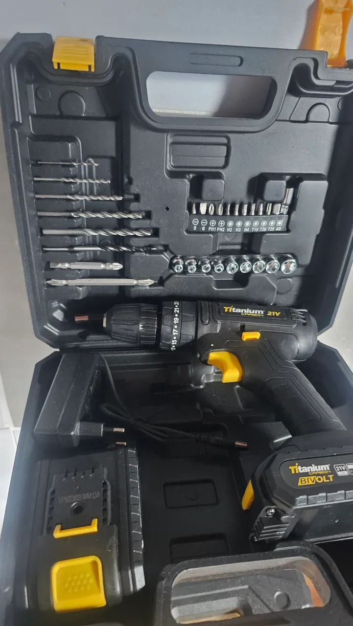 Furadeira/Parafusadeira Titanium 21V com acessórios