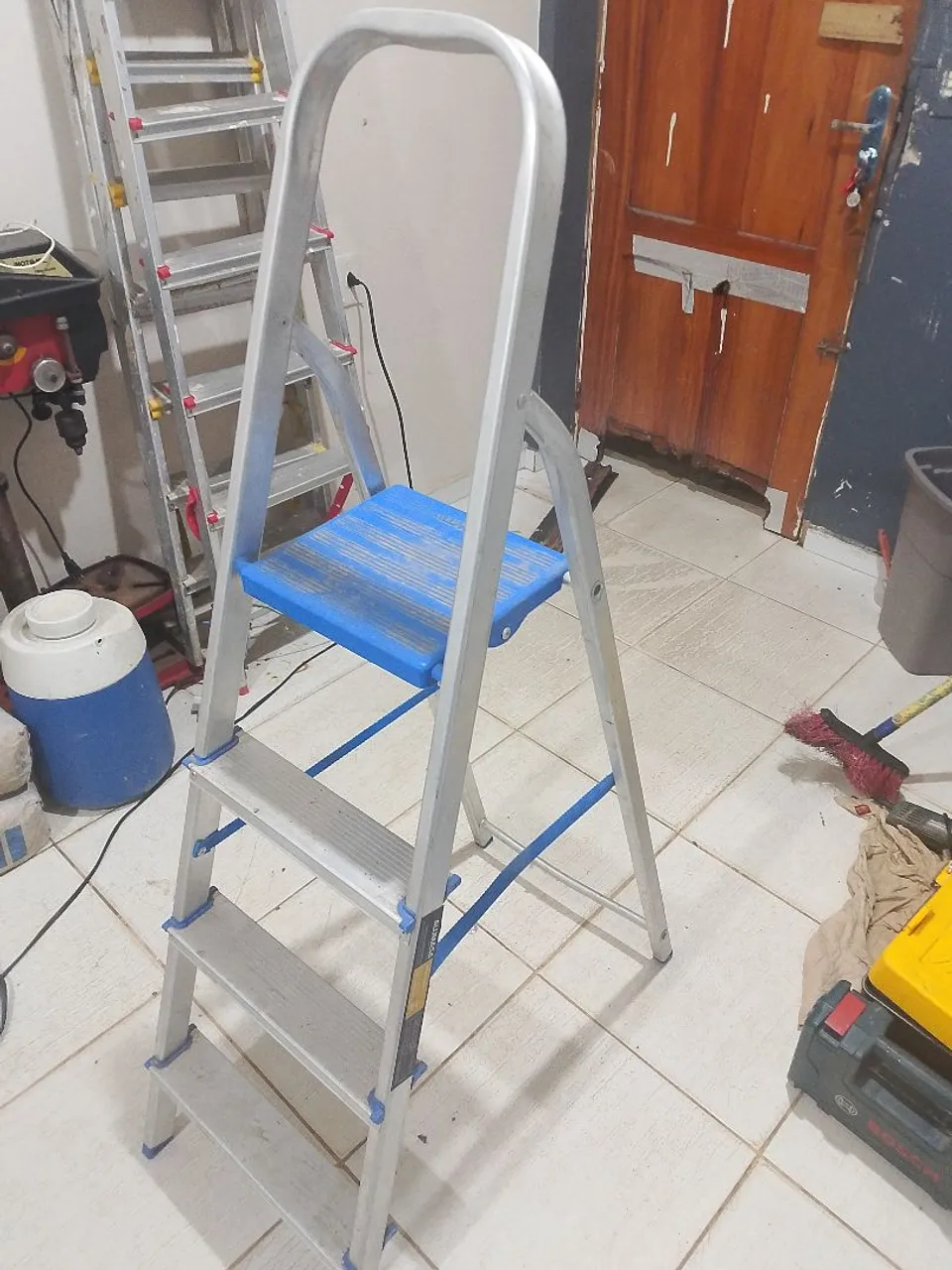 Escada de alumínio 4 degraus