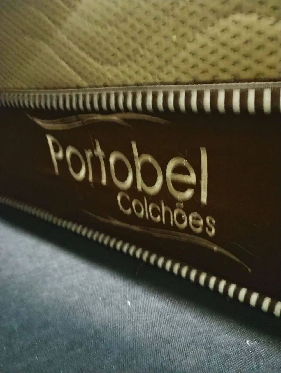 Cama box, molas ensacadas com baú.