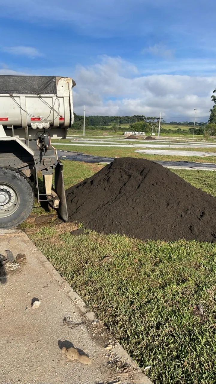 Terra preta peneirada adubada para seu jardim ou plantio! - Foto 4
