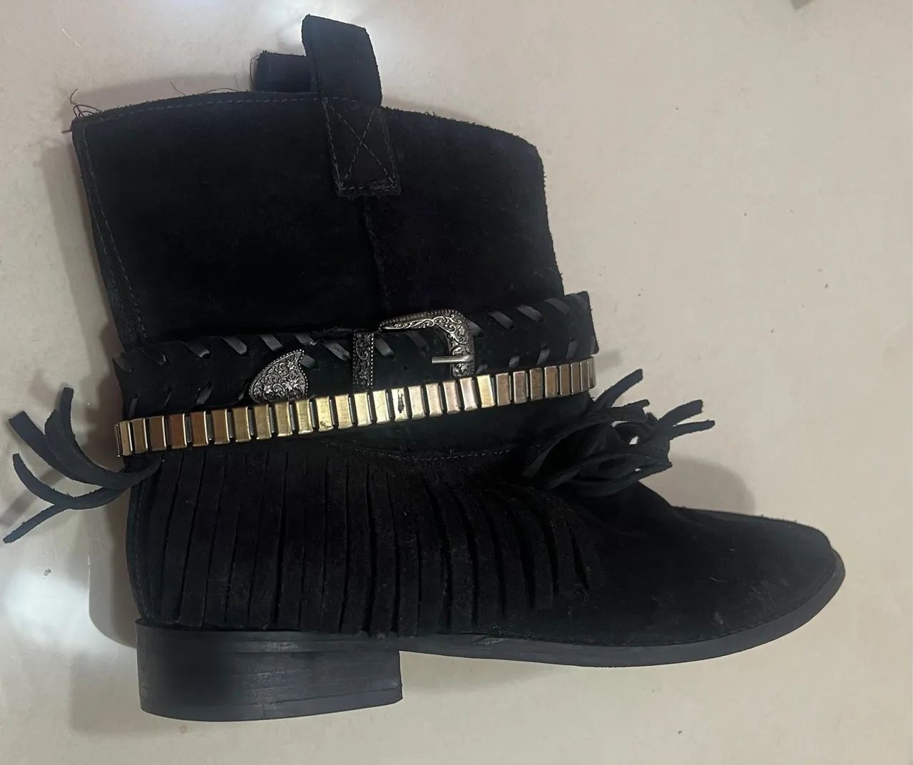 Par de Botas pretas de camurça com detalhes - Foto 2