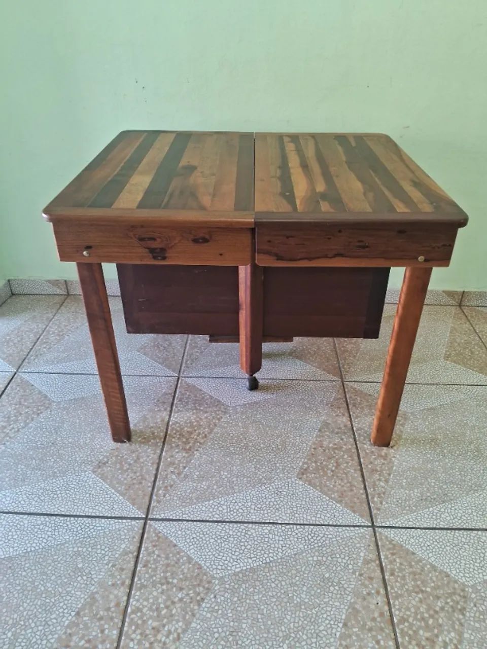 MESA ELÁSTICA DE EMBUIA MACIÇA 