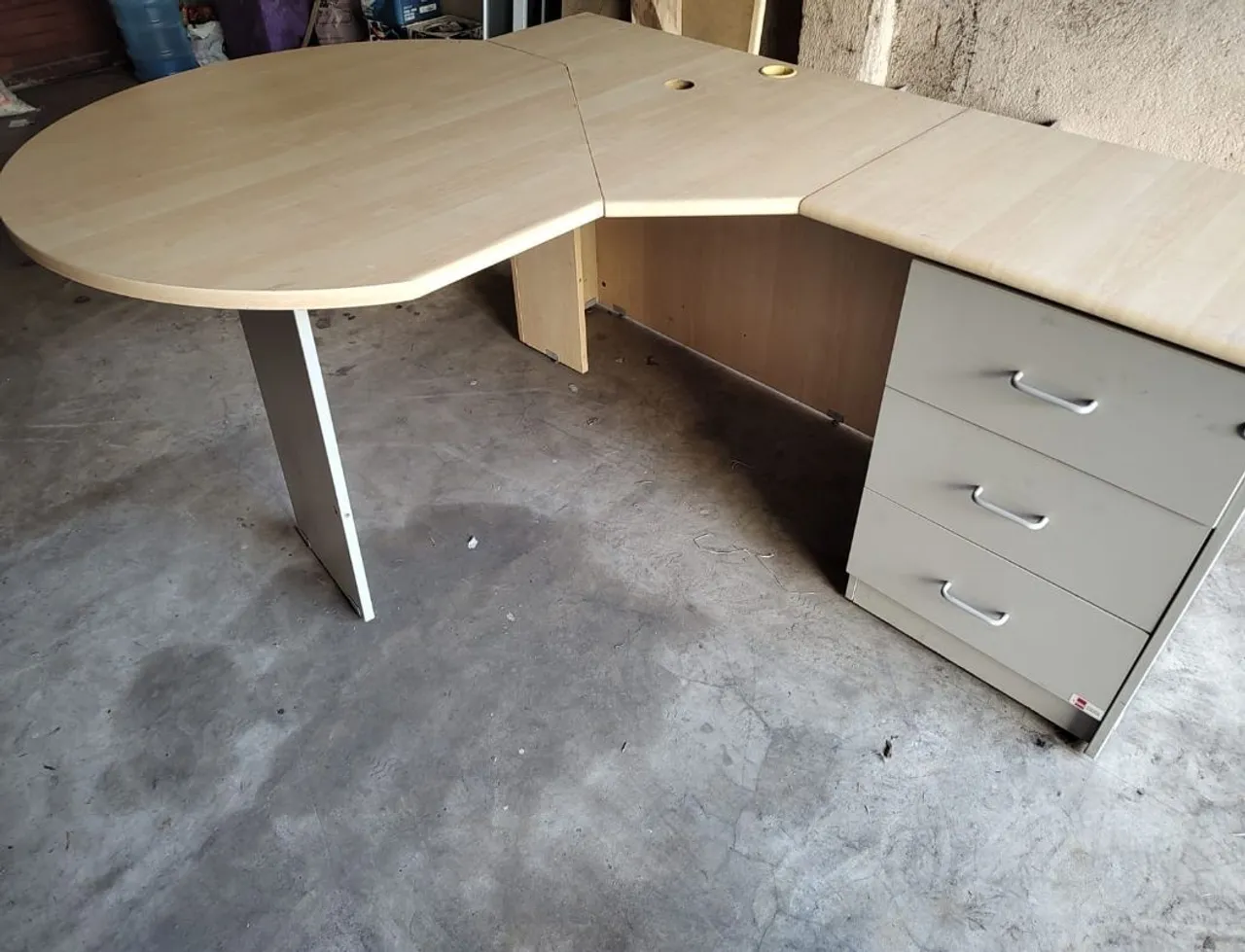 Mesa de escritório em L com gavetas