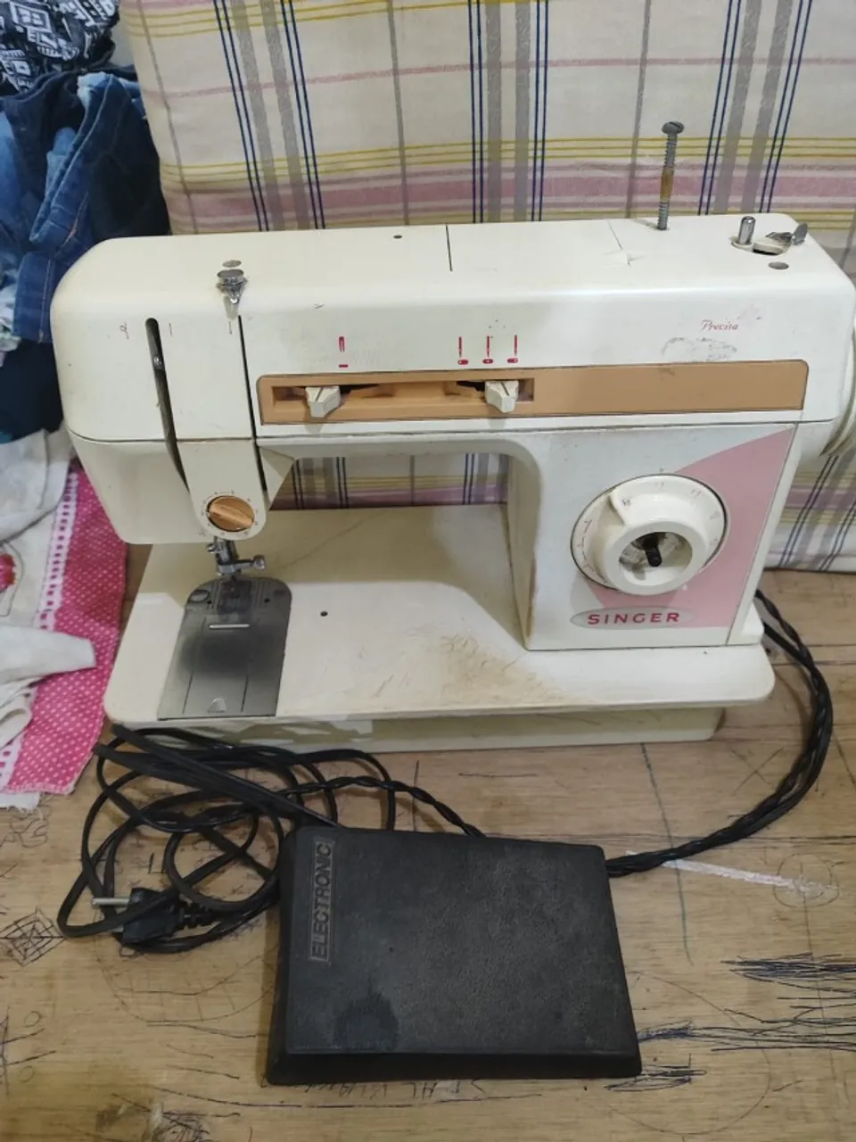 Máquina de Costura Singer Precisa