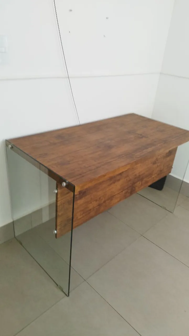 Escrivaninha de Madeira com Detalhes em Vidro