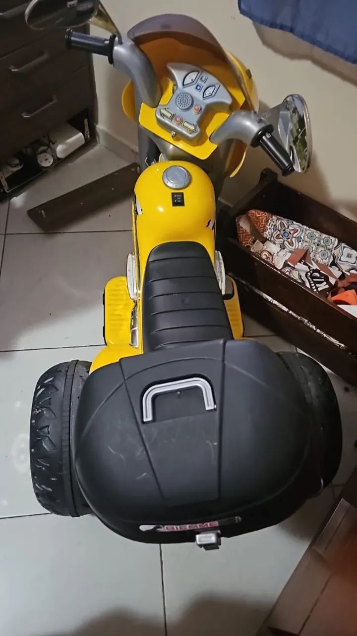 TRICICLO COM BAGAGEIRO E CAPACETE (INFANTIL)