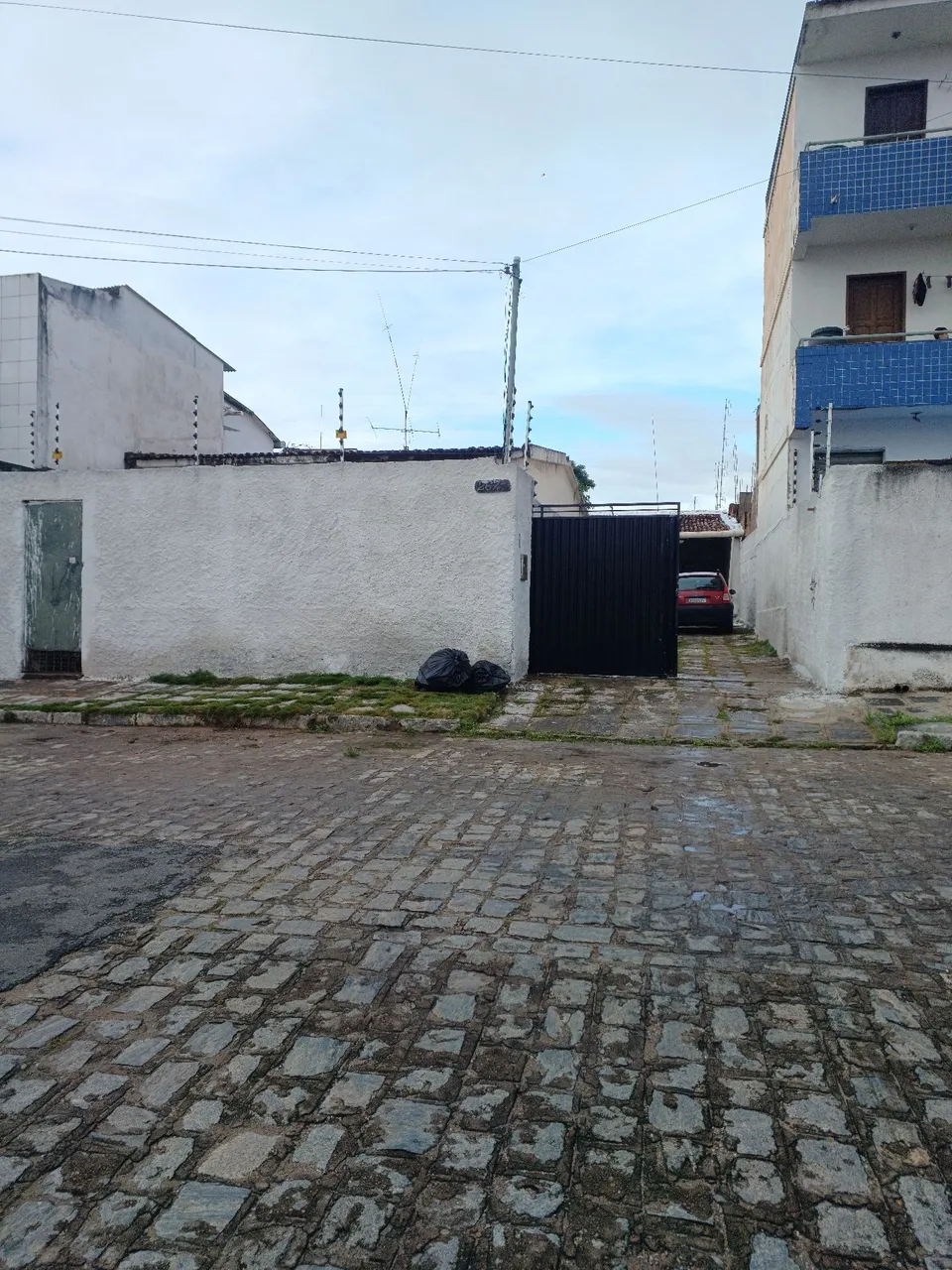 1 casa 2 suítes 2 sala garagem pra até 4 carros e outra casa precisa de reforma