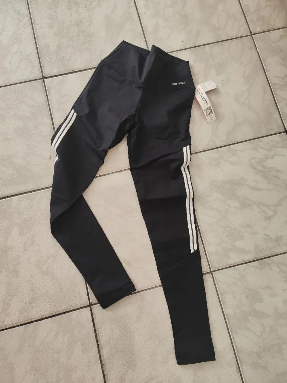 Legging preta com detalhes em branco
