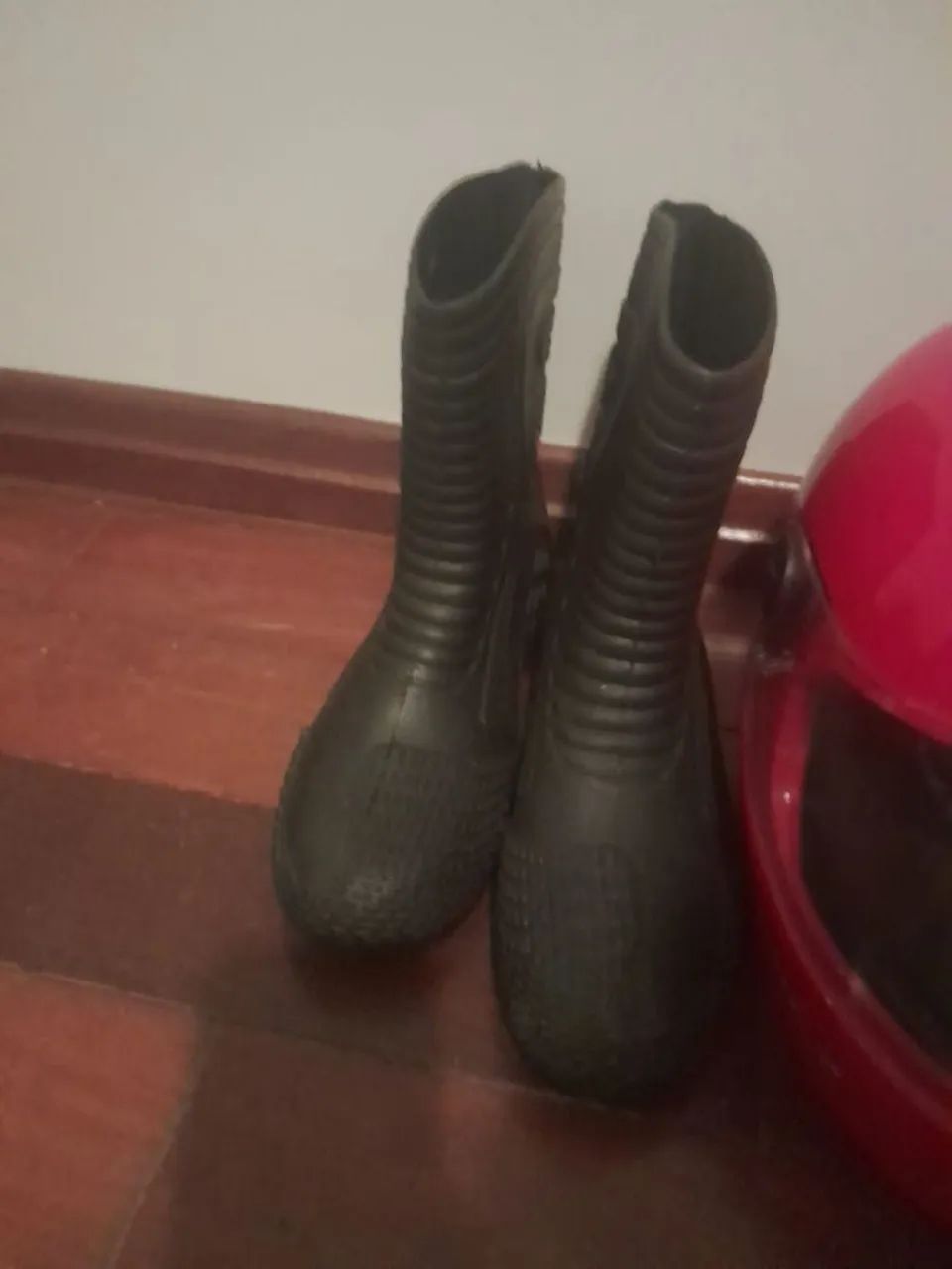 Capacetes, bota e roupa de chuva para moto. - Foto 3