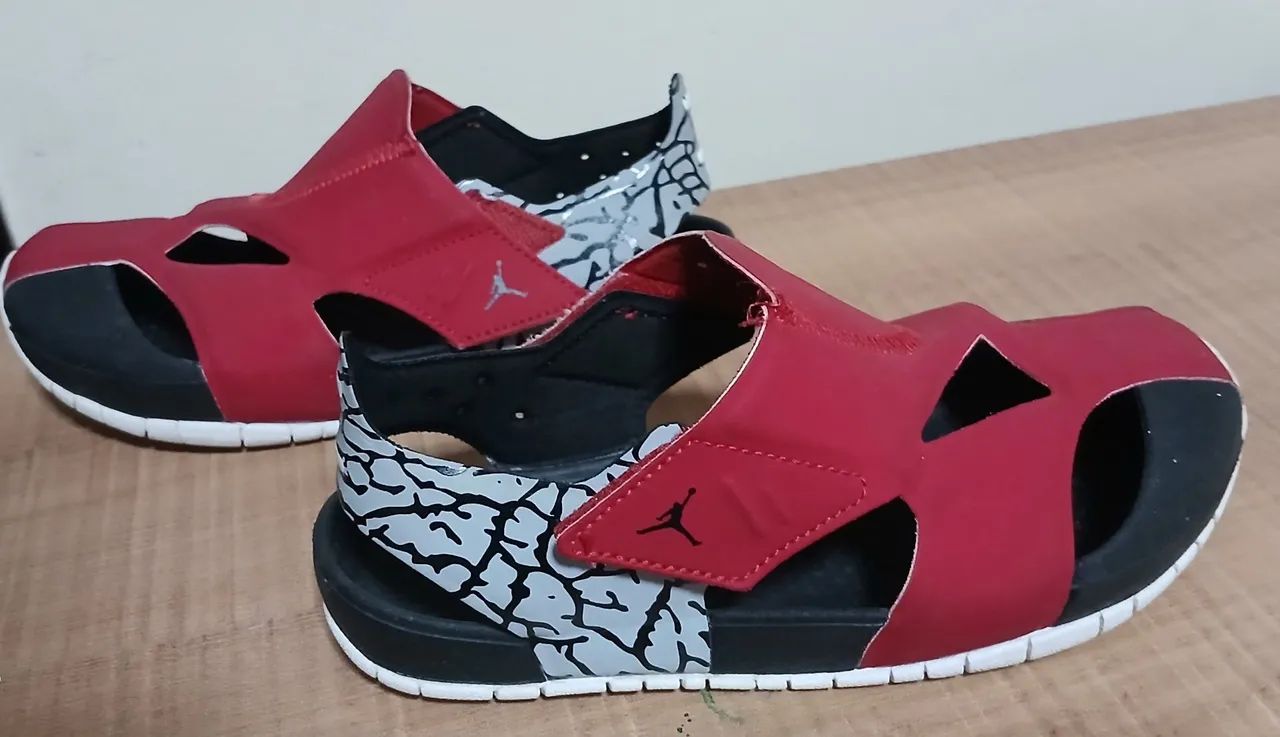 Sandálias Nike Jordan - Tamanho 32  - Foto 2