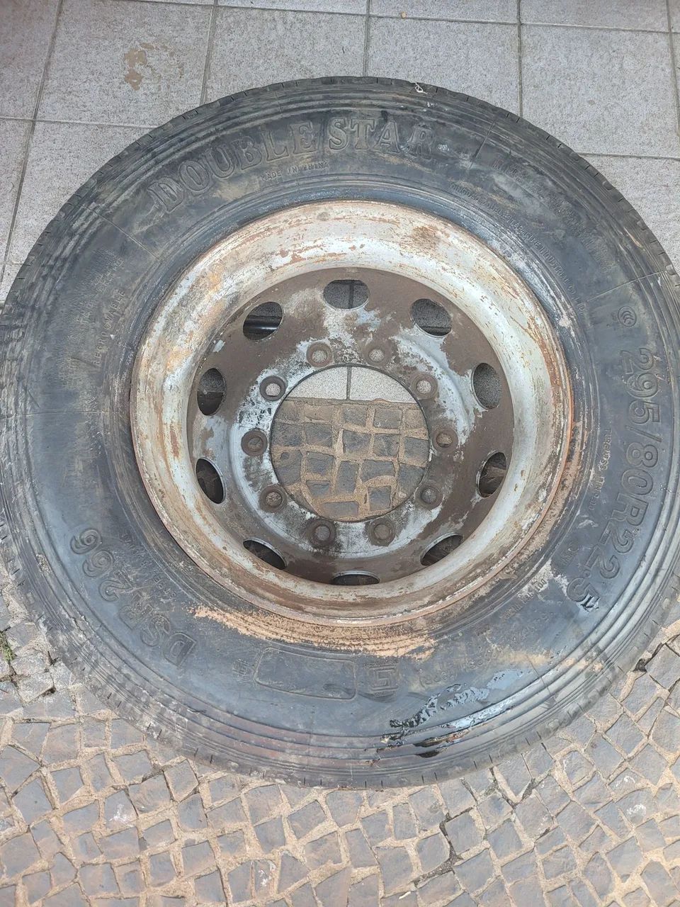 Roda de caminhão  com pneu  - Foto 2