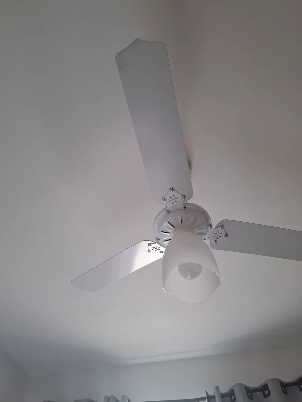 Ventilador de Teto Branco com Luminária