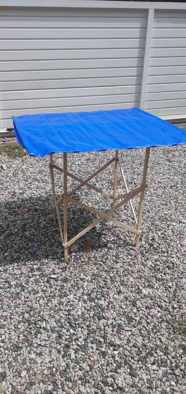 Mesa Dobrável de Madeira com Tampo Azul