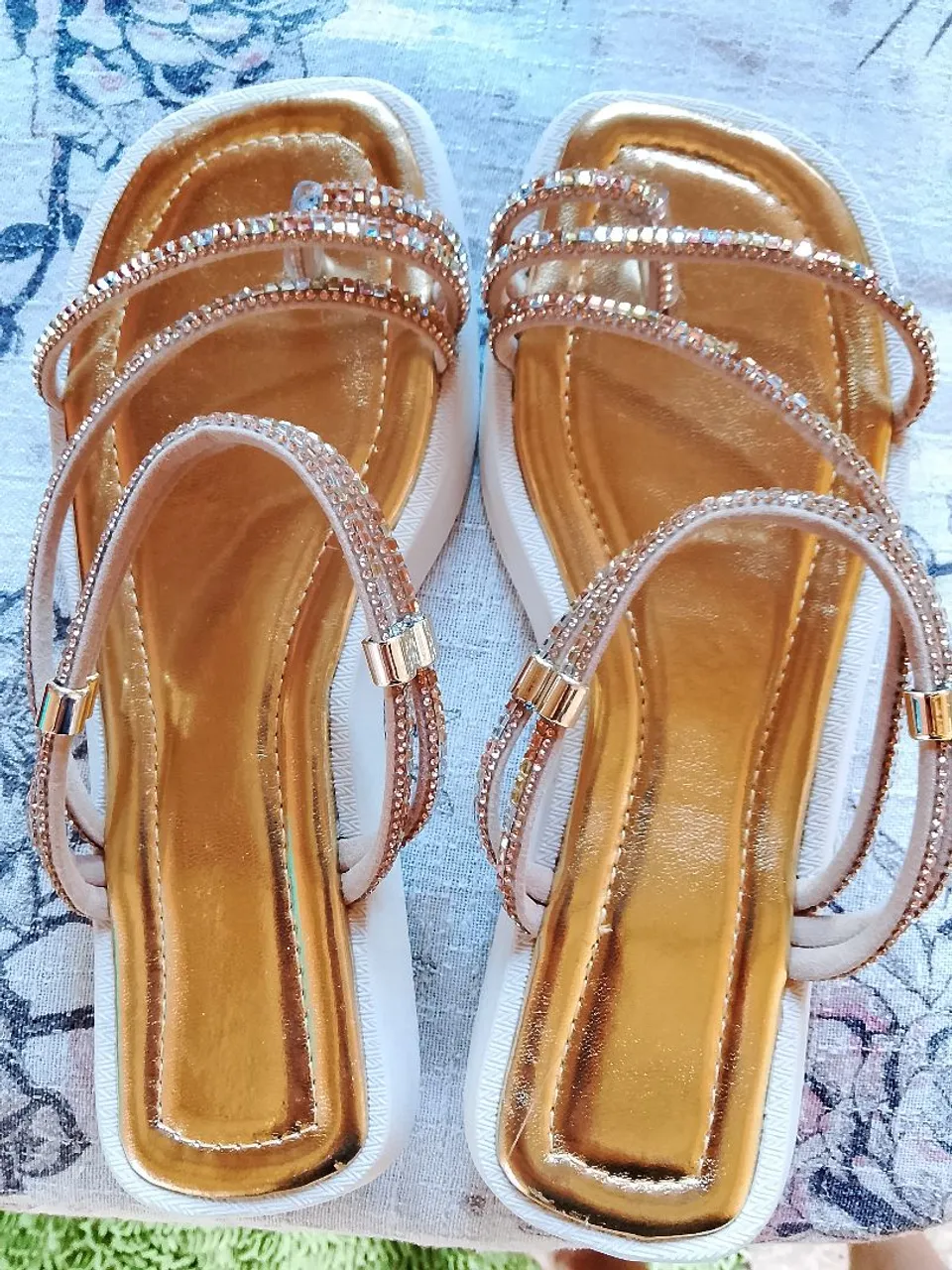 Sandália Feminina Dourada com Strass