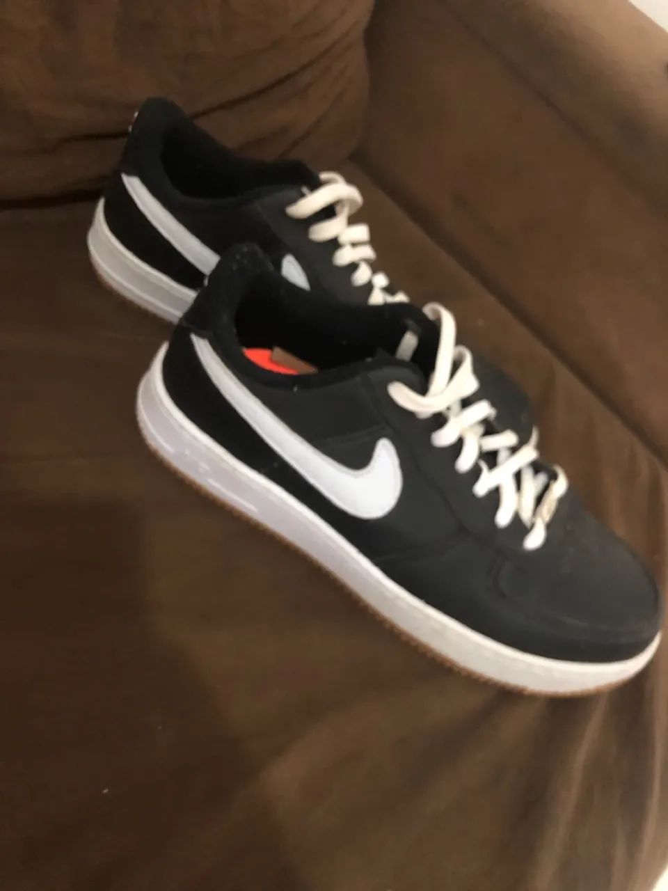 Tênis Nike Air Force 1 - Preto com detalhes brancos