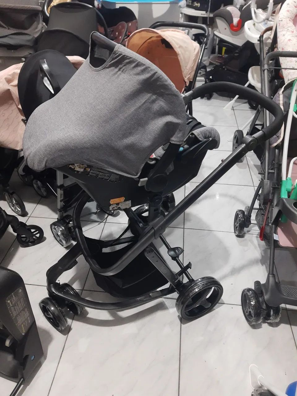 Carrinho de Bebê safety  em estado de novo  maus bebê conforto  e base veicular 