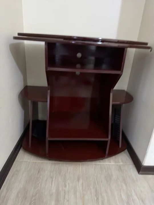 Oportunidade Rack reforçado de TV em mogno - usado - bem conservado.