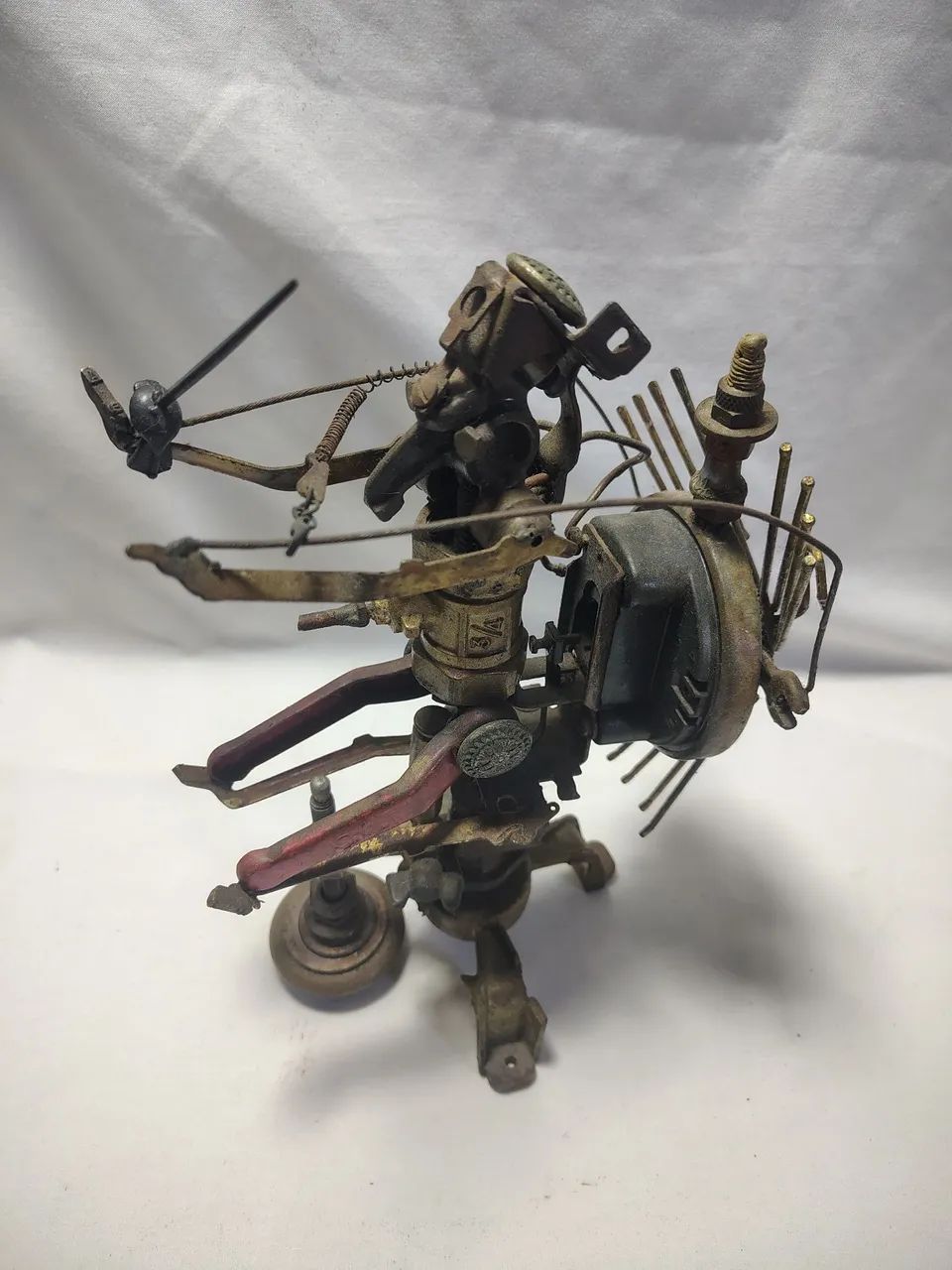 Escultura Steampunk: Arte com Peças Recicladas - Foto 3