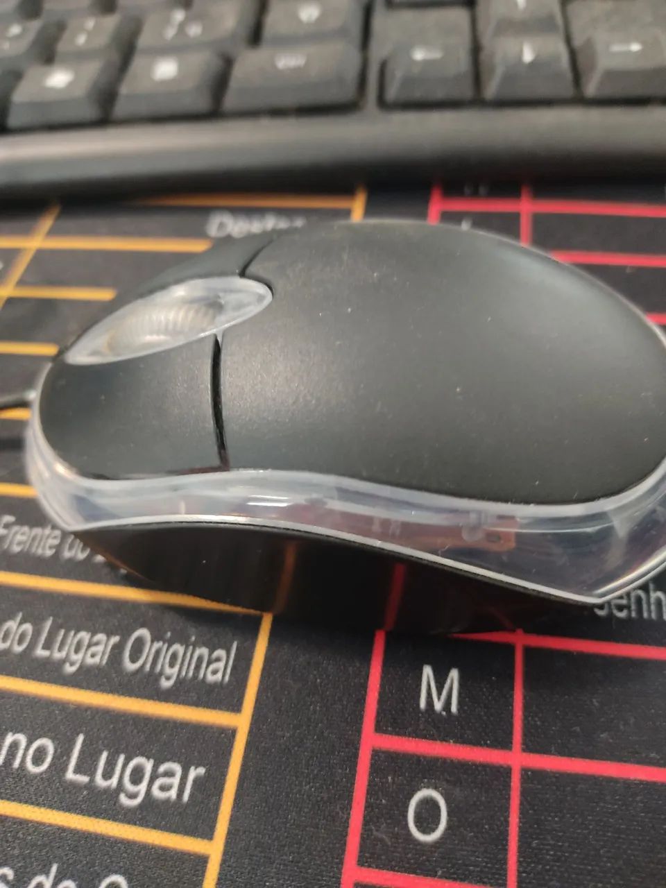 Mouse Óptico Preto com Design Ergonômico