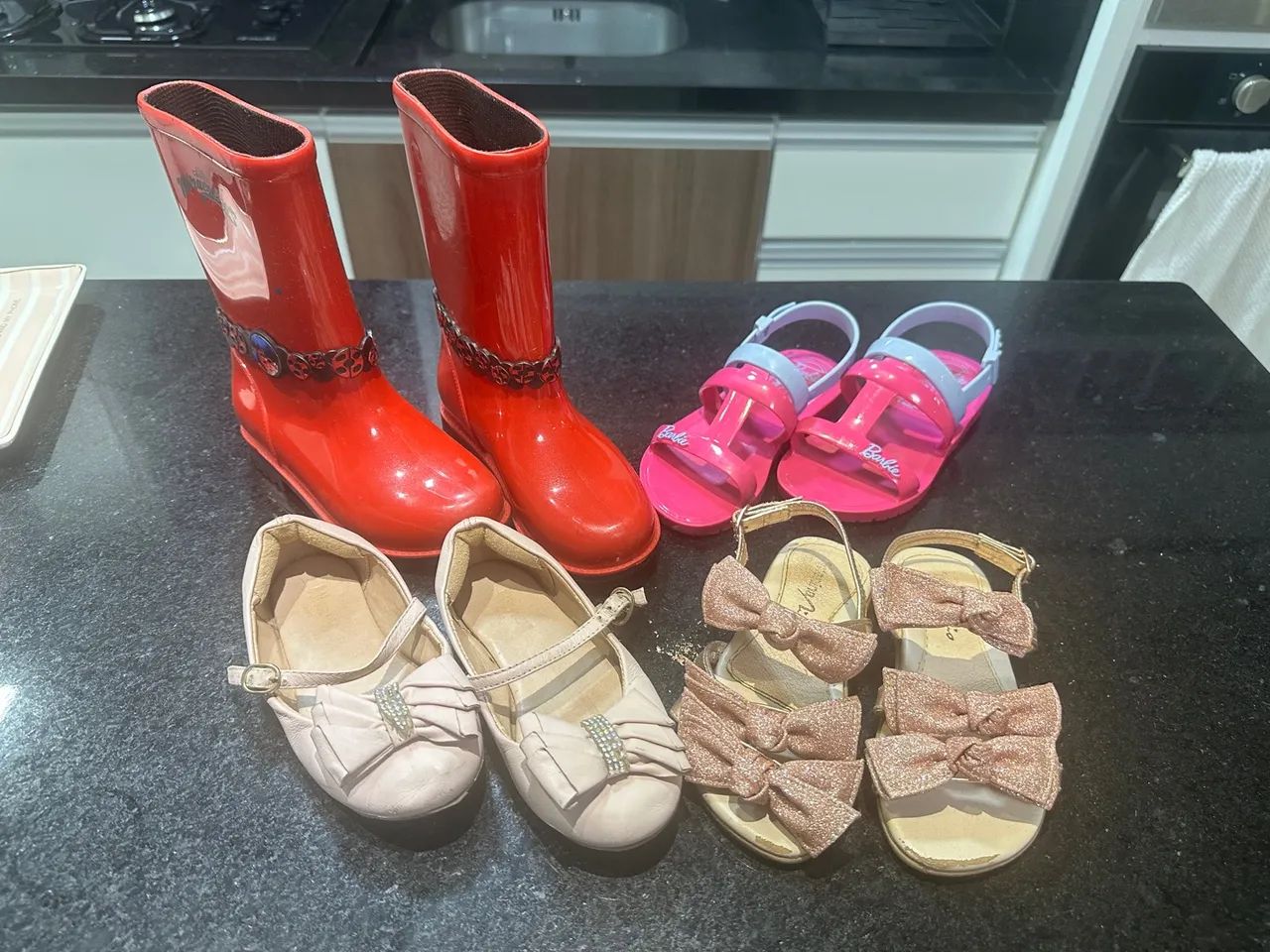 Lote de Calçados Infantis - Botas, Sandálias e Sapatos TAM. 26