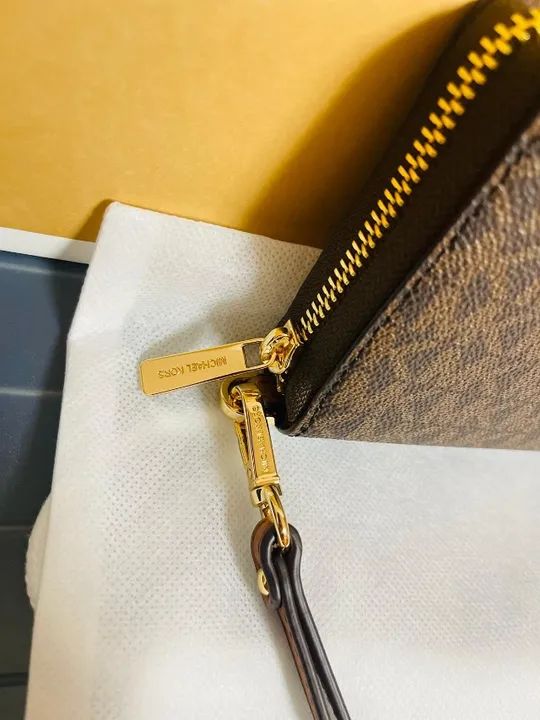 Carteira Michael Kors Jet Set Travel Marrom - Foto 4