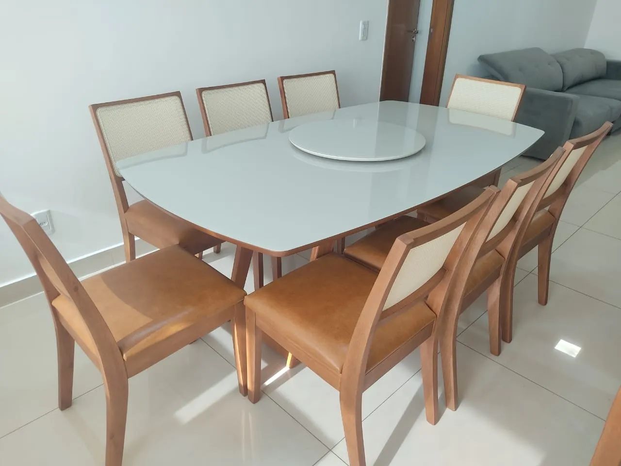 Mesa de Jantar Elegante com 8 Cadeiras resistente de madeira  - Foto 3