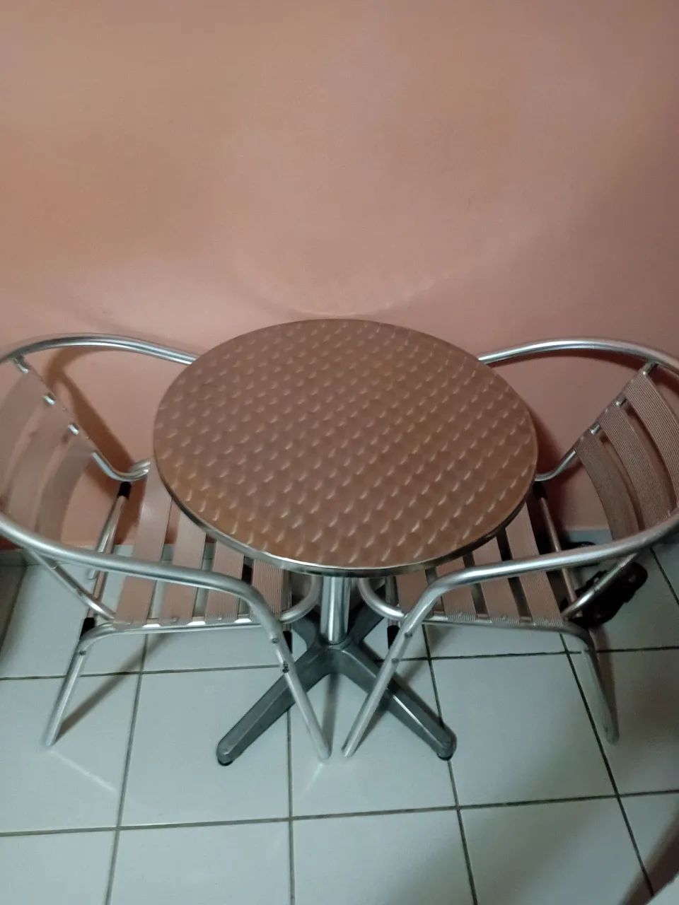 Mesa de alumínio e duas cadeiras 