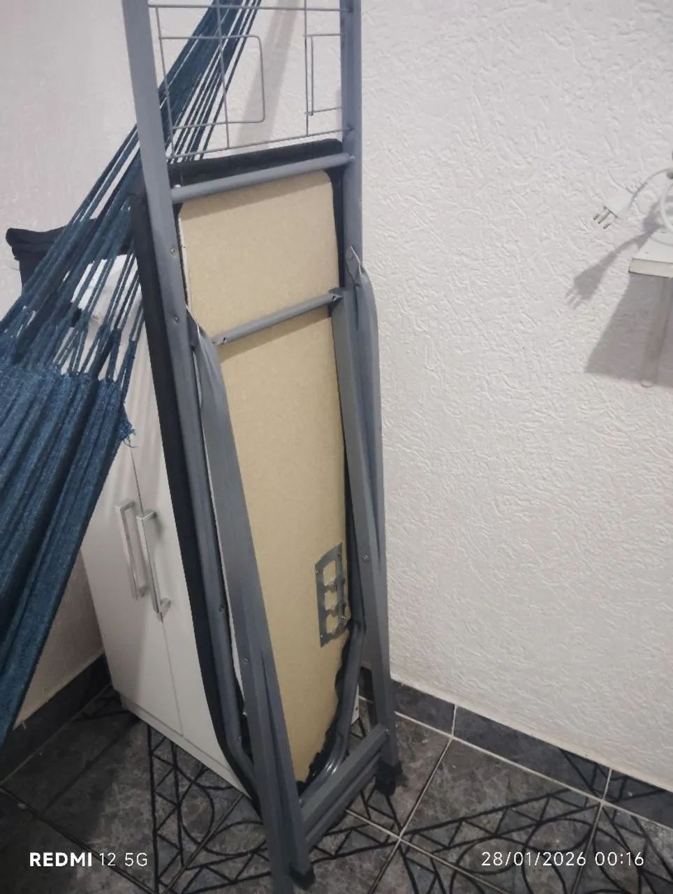 Tábua de passar roupa com estrutura de ferro - Foto 2