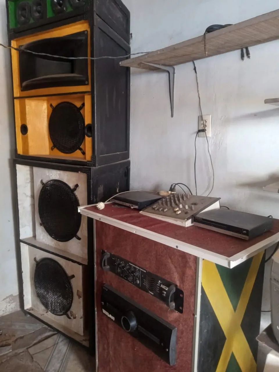 Caixa de Som e mesa de pimbolim com caixa térmica de cerveja - Foto 3