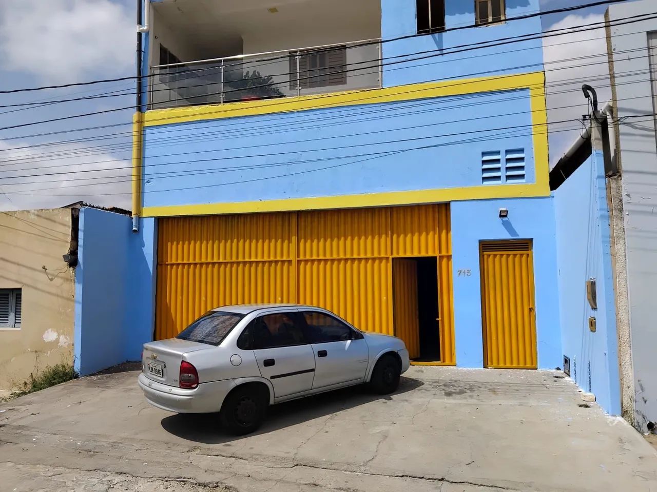 Prédio comercial com casa.