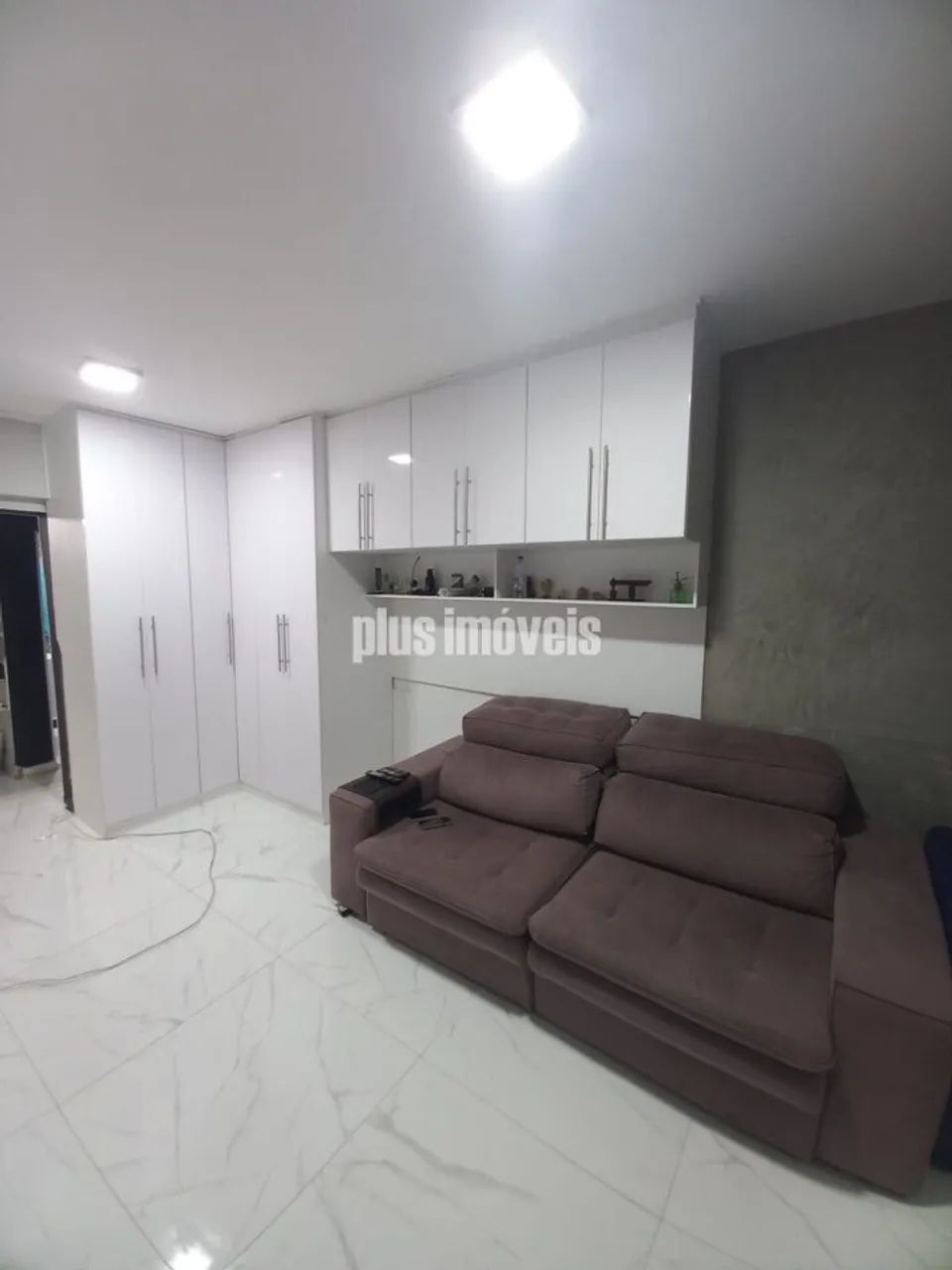 Studio Reformado com Varanda e Vaga de Garagem Privativa - Foto 4