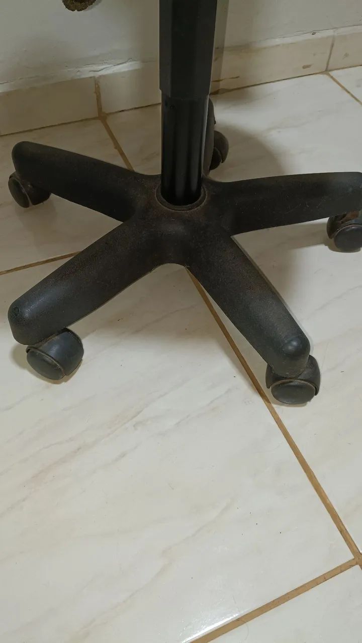Cadeira escritório giratória  - Foto 4