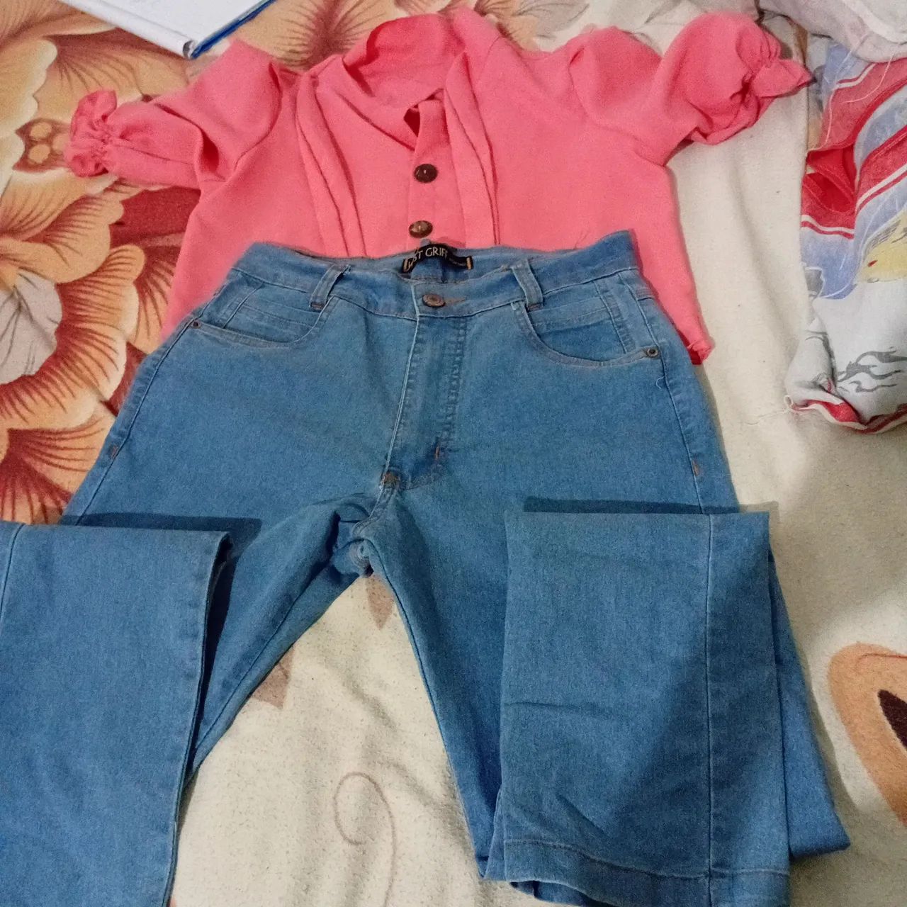 Vendo calça jeans e blusa m e a calça 40/42