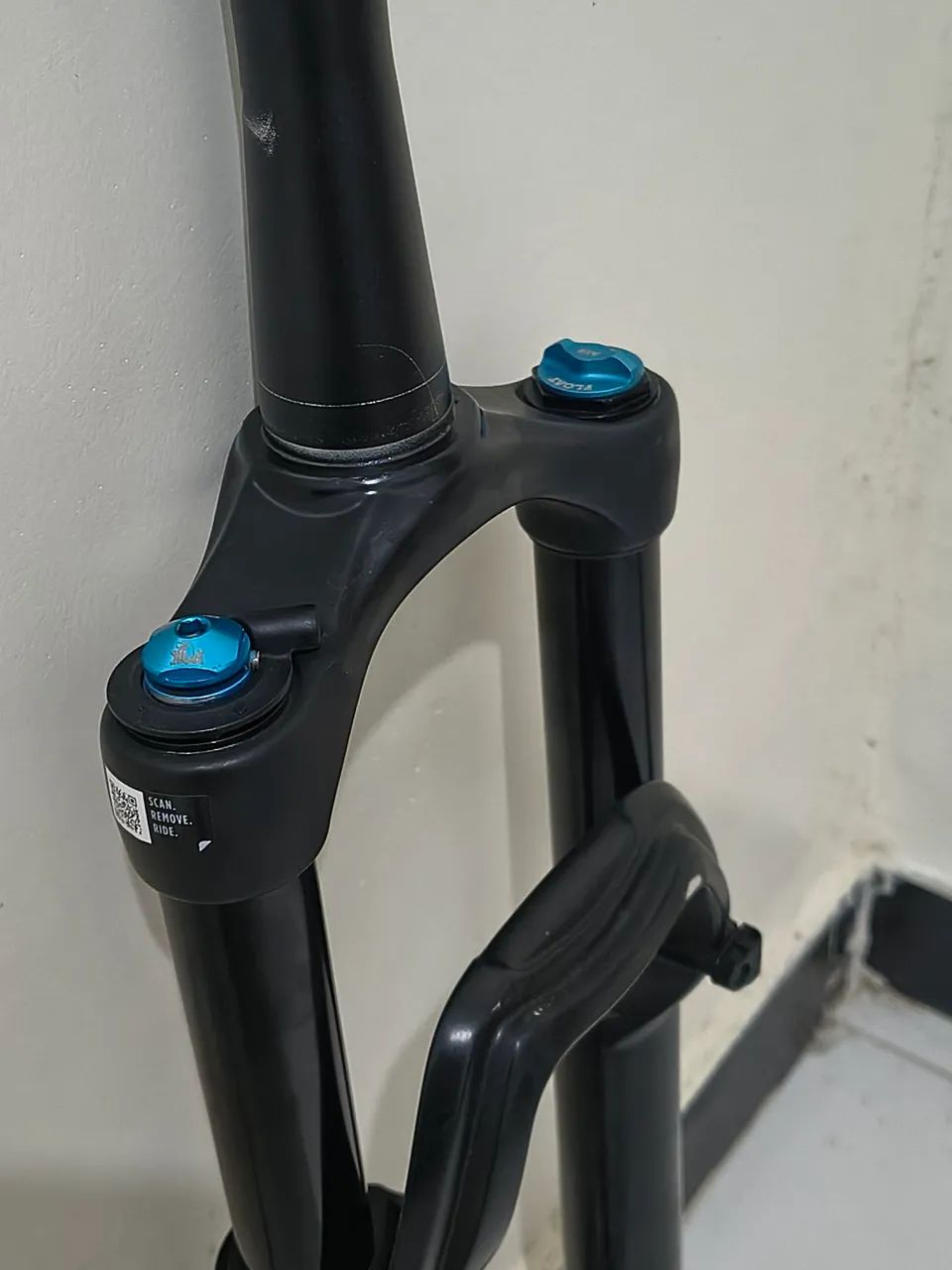 Vendo suspensão Fox 32 ar e óleo com ajuste de retorno eixo boost  - Foto 2