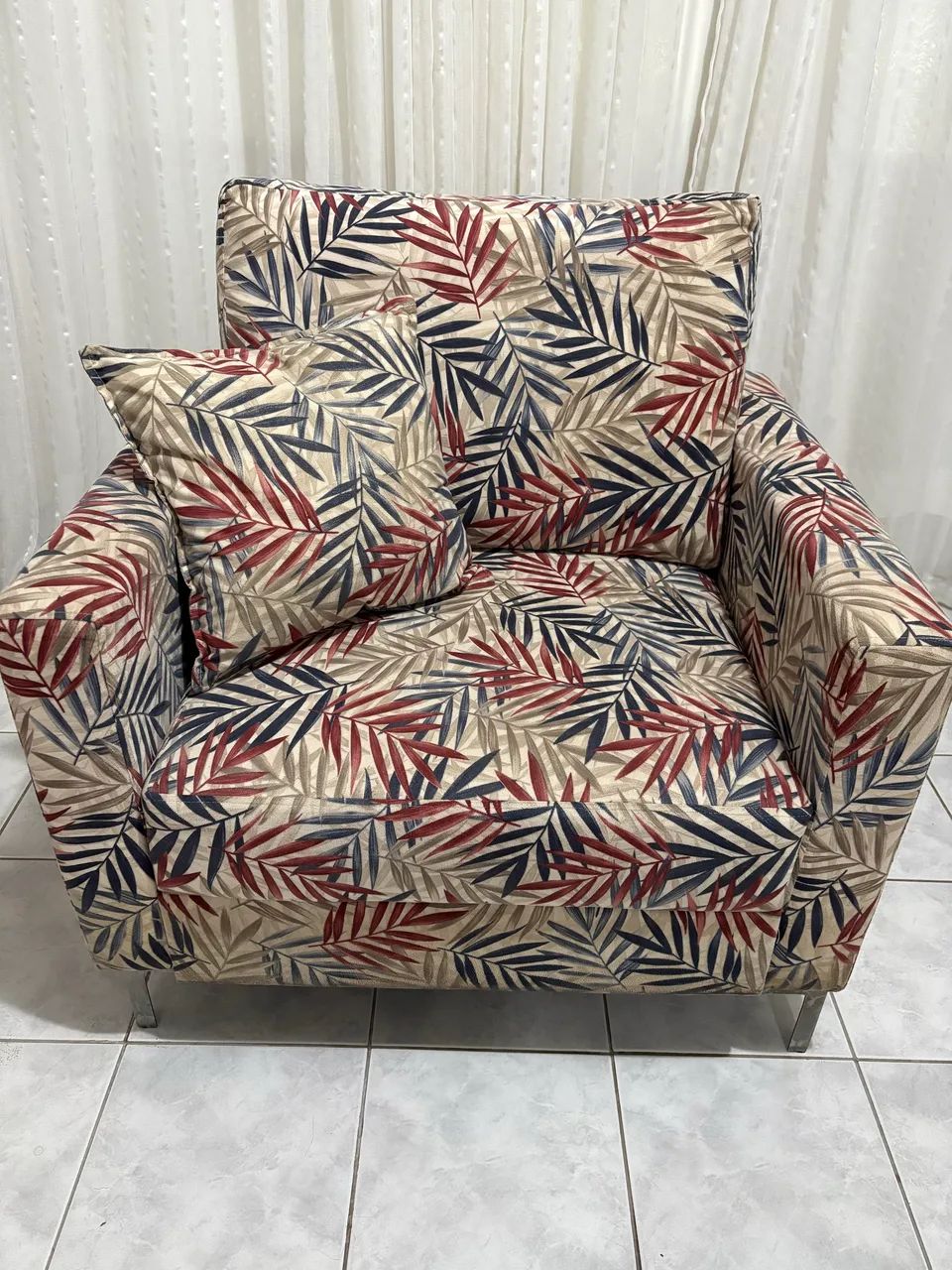 2 Poltronas Decorativas Estofadas com Almofadas | Design Moderno - Foto 2