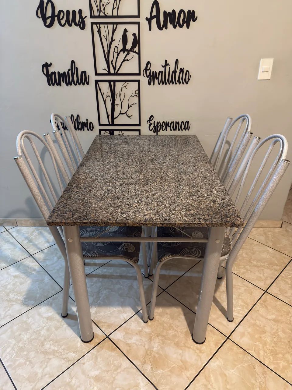 Mesa com Quatro Cadeiras