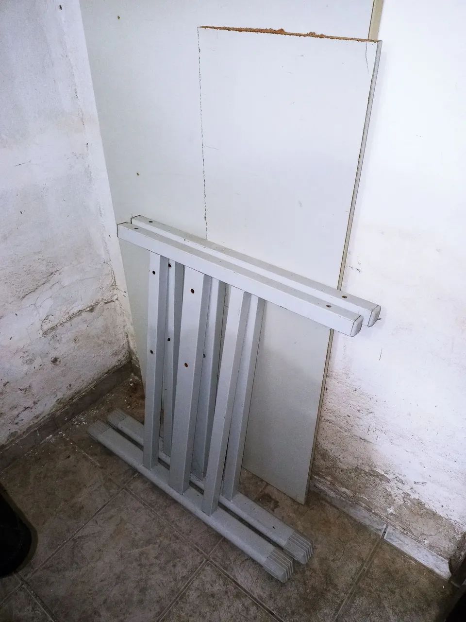 Mesa de escritório desmontada 