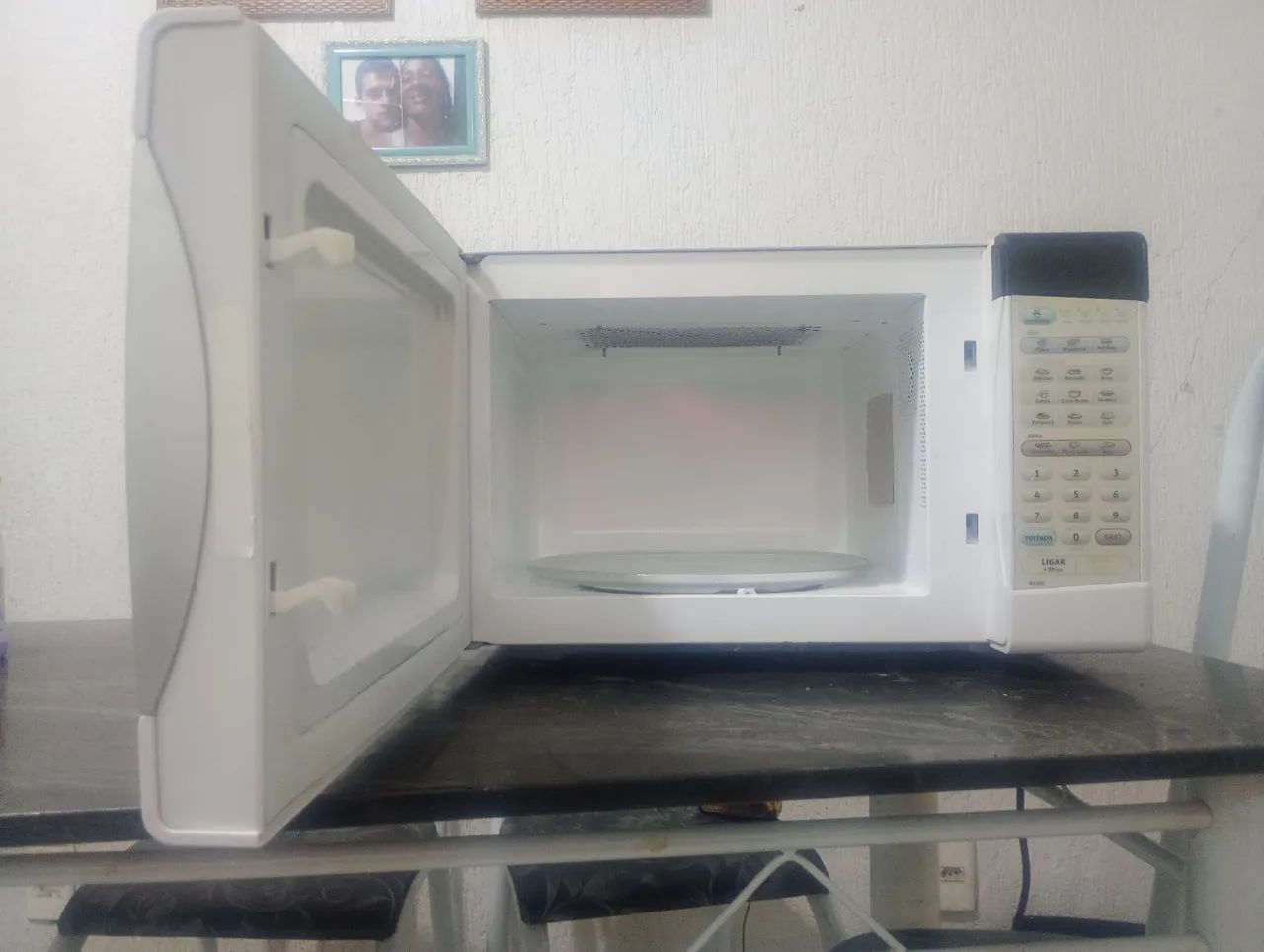 Vendo microondas Eletrolux 31 litros funcionando perfeitamente com grill com garantia. - Foto 2