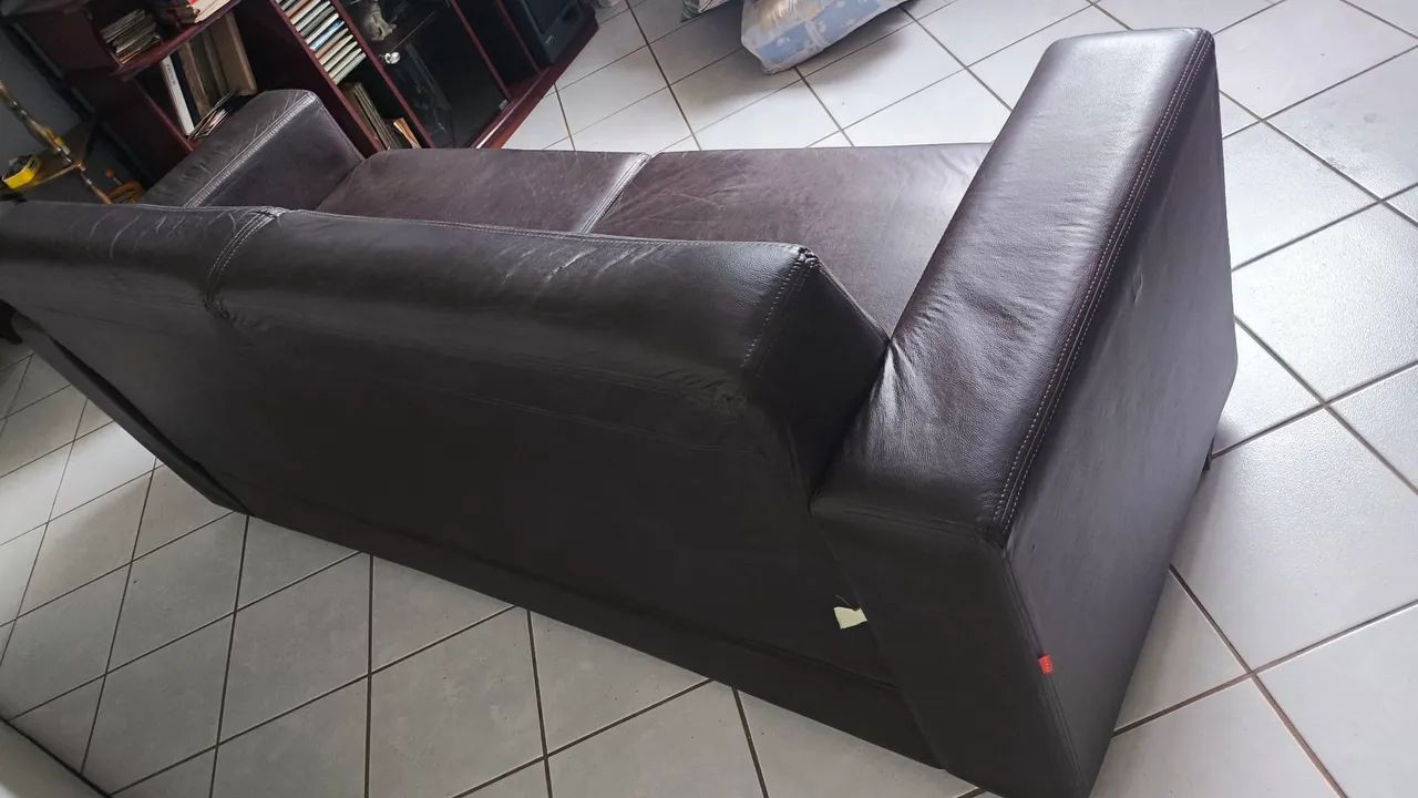 Sofá em couro legítimo 