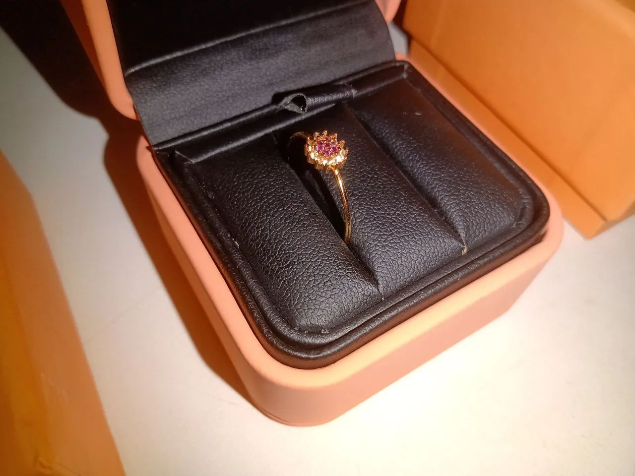 Anel Solitário em Ouro Amarelo 18k com Rubí - Foto 3